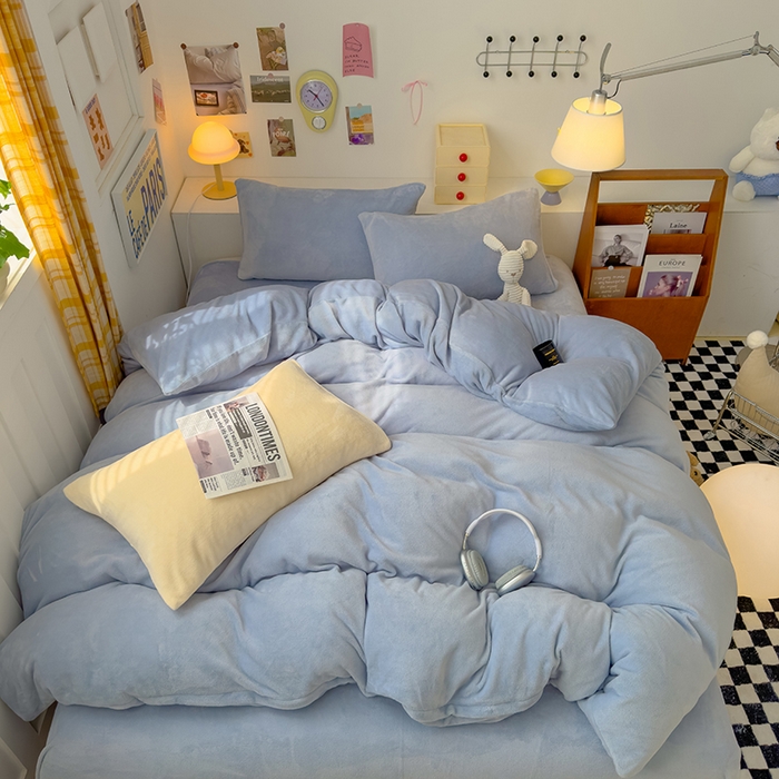 91家纺网 家纺一手货源 找家纺 2024新款高克重亲肤牛奶绒四件套-场景二 纯色雾蓝