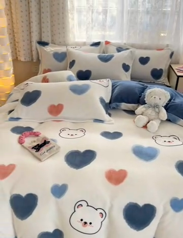 91家纺网 家纺一手货源 找家纺 全季家居 2024新款A类小清新印花牛奶绒高克重加厚保暖被套单件 爱心熊