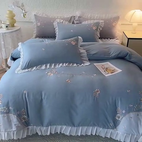 91家纺网 家纺一手货源 找家纺 艾米家居 2025新款秋冬加厚铂金磨毛刺绣花边四件套-花涧 花涧-雾霾蓝