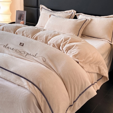 万盛家纺 2025新款牛奶绒织带宽边绣花四件套 卡其