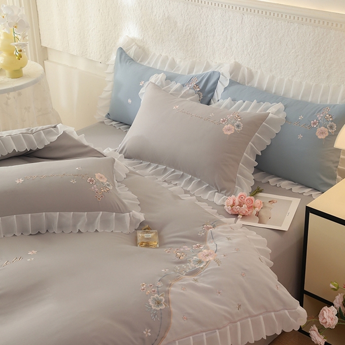 91家纺网 家纺一手货源 找家纺 艾米家居 2025新款秋冬加厚铂金磨毛刺绣花边四件套-花涧 花涧-浅灰