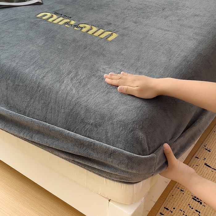 91家纺网 家纺一手货源 找家纺 言熙居 2024新款牛奶绒刺绣纯色360度全包床笠三件套 喵喵-灰