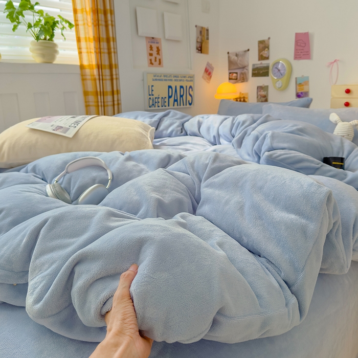 91家纺网 家纺一手货源 找家纺 2024新款高克重亲肤牛奶绒四件套-场景二 纯色雾蓝