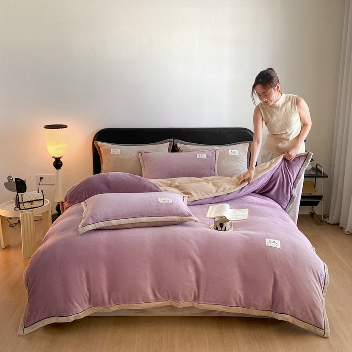 91家纺网 家纺一手货源 找家纺 澳梵家居 2024新款牛奶绒包边嵌绳款双拼四件套 芋泥紫拼米咖