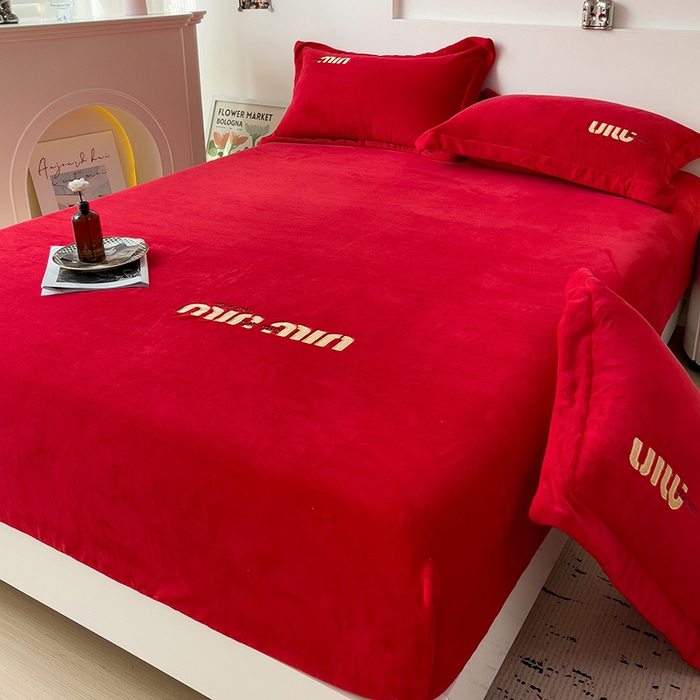 91家纺网 家纺一手货源 找家纺 言熙居 2024新款牛奶绒刺绣纯色360度全包床笠三件套 喵喵-红