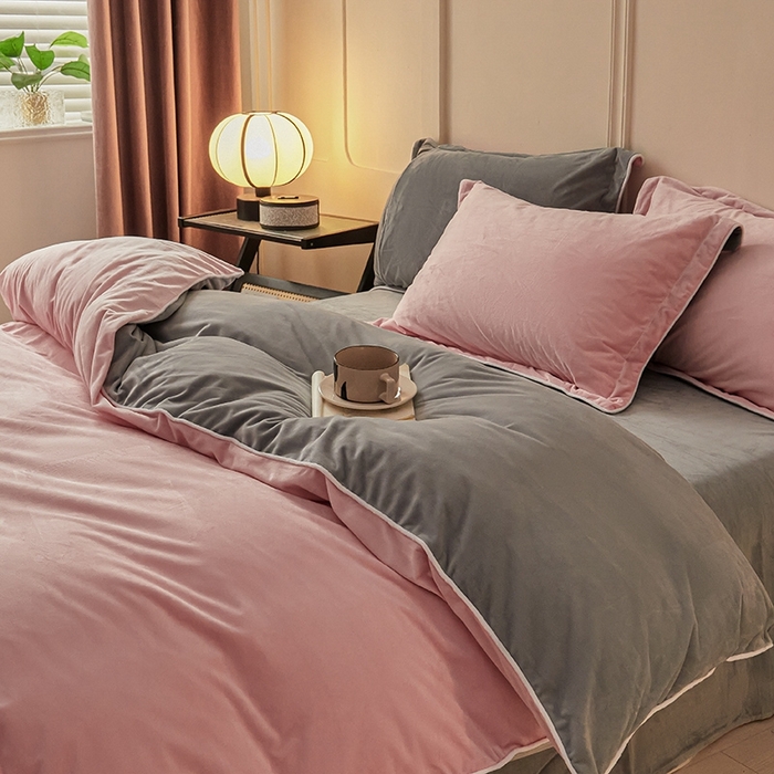 91家纺网 家纺一手货源 找家纺 澳梵家居 澳梵家居 2024新款A类宝宝绒嵌绳款四件套--【雅致系列】 浅粉+灰