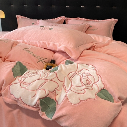 你好美丽 2025新款A类200克牛奶绒雅漾大版贴布绣四件套 雅漾粉