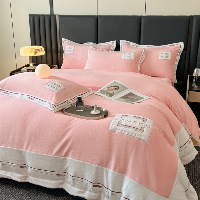 91家纺网 家纺一手货源 找家纺 苏木年华 2024新款无印良品风230克全消光牛奶绒大拼角压线刺绣四件套-塔莉 塔莉-粉