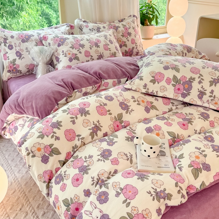 91家纺网 家纺一手货源 找家纺 富之航家纺 2024新款高克重小清新牛奶绒四件套 花园兔-紫