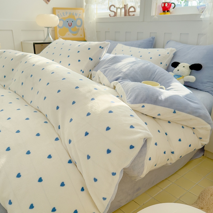 91家纺网 家纺一手货源 找家纺 2024新款高克重亲肤牛奶绒四件套-场景一 蓝爱心