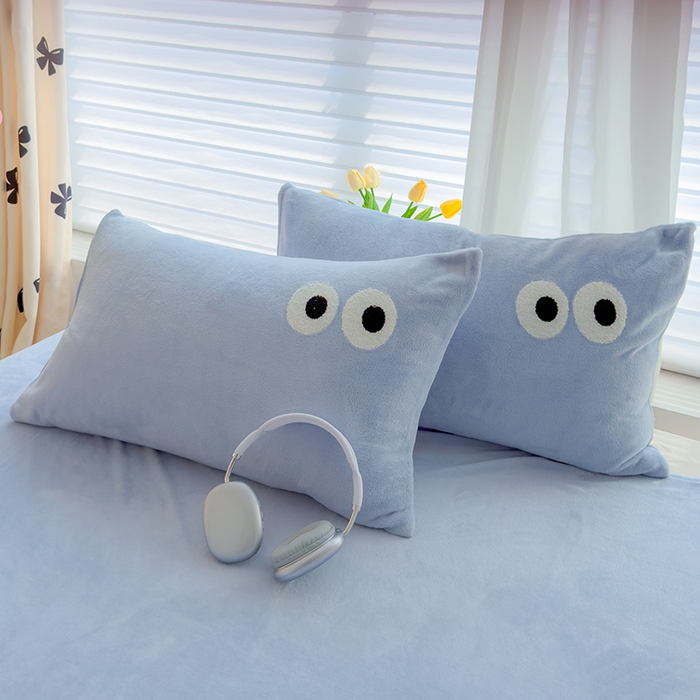 91家纺网 家纺一手货源 找家纺 2024新款牛奶绒毛巾绣四件套-超大大眼睛系列 大眼睛雾蓝