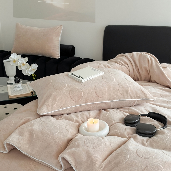 91家纺网 家纺一手货源 找家纺 潘朵拉家纺 2024新款雕花波点系列牛奶绒四件套 波尔卡-奶驼