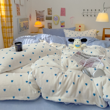 2024新款高克重亲肤牛奶绒四件套-场景二 蓝爱心