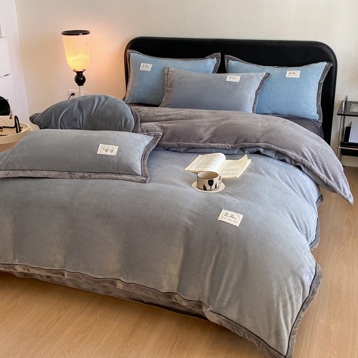 91家纺网 家纺一手货源 找家纺 澳梵家居 2024新款牛奶绒包边嵌绳款双拼四件套 星际灰拼古典灰