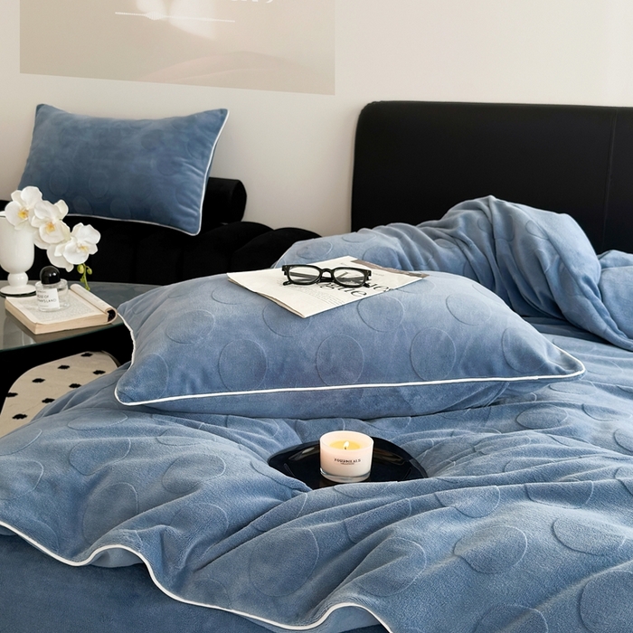 91家纺网 家纺一手货源 找家纺 潘朵拉家纺 2024新款雕花波点系列牛奶绒四件套 波尔卡-远峰蓝