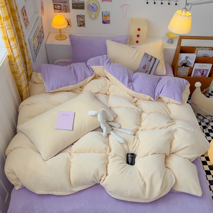91家纺网 家纺一手货源 找家纺 2024新款高克重亲肤牛奶绒四件套-场景二 奶黄+紫