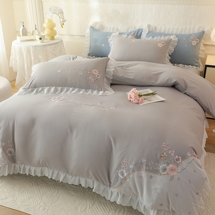 91家纺网 家纺一手货源 找家纺 艾米家居 2025新款秋冬加厚铂金磨毛刺绣花边四件套-花涧 花涧-浅灰