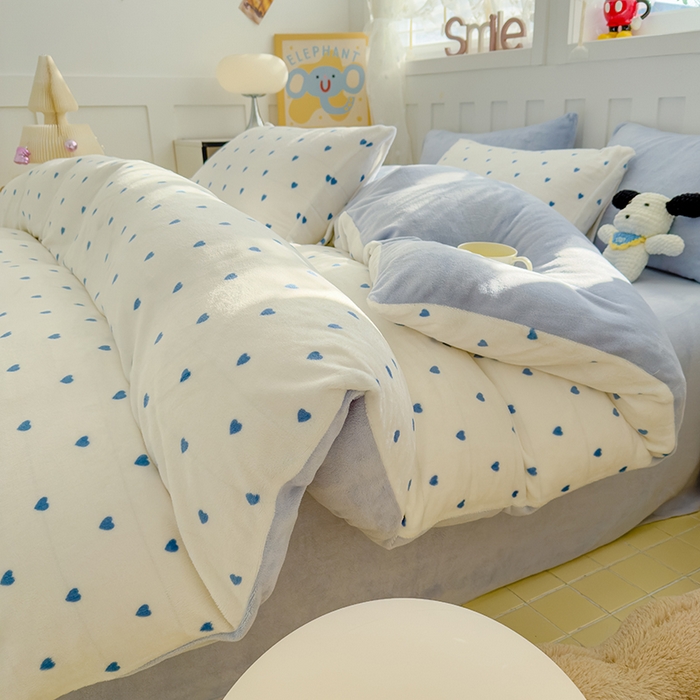 91家纺网 家纺一手货源 找家纺 2024新款高克重亲肤牛奶绒四件套-场景一 蓝爱心