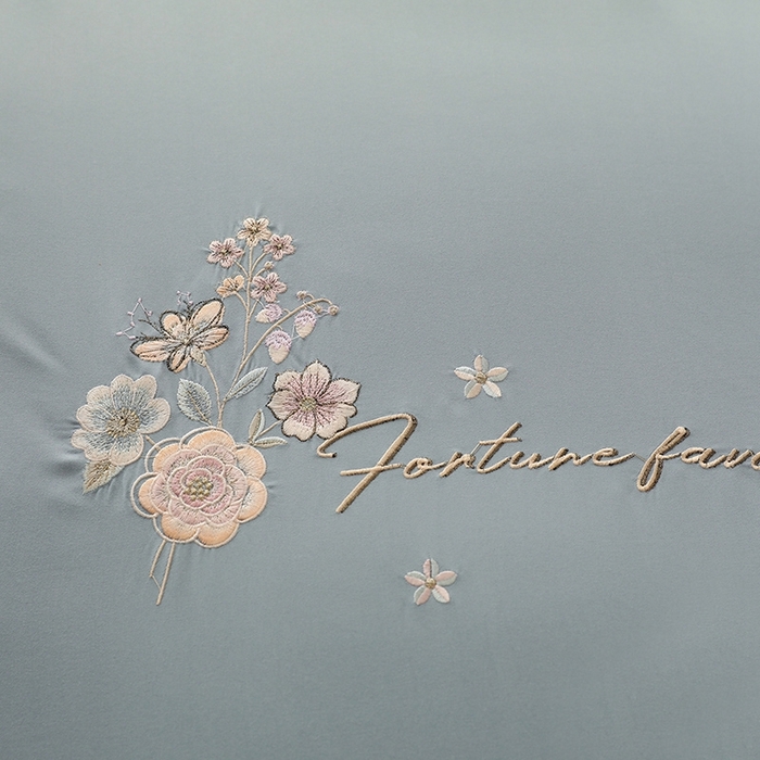 91家纺网 家纺一手货源 找家纺 艾米家居 2025新款秋冬加厚铂金磨毛刺绣花边四件套-花涧 花涧-雾霾蓝