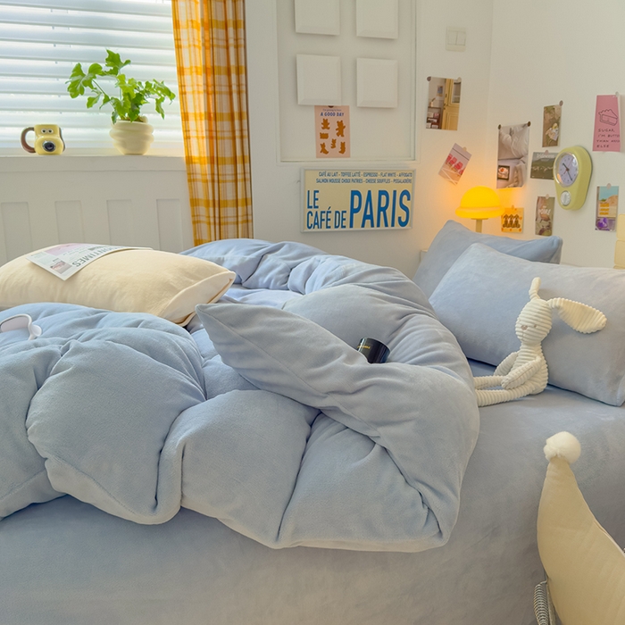 91家纺网 家纺一手货源 找家纺 2024新款高克重亲肤牛奶绒四件套-场景二 纯色雾蓝