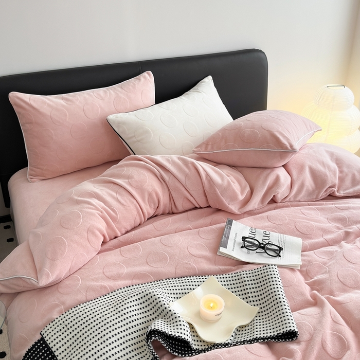 91家纺网 家纺一手货源 找家纺 潘朵拉家纺 2024新款雕花波点系列牛奶绒四件套 波尔卡-胭脂粉