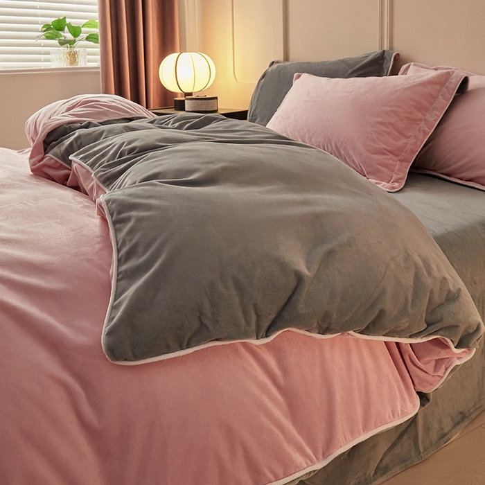 91家纺网 家纺一手货源 找家纺 澳梵家居 澳梵家居 2024新款A类宝宝绒嵌绳款四件套--【雅致系列】 浅粉+灰