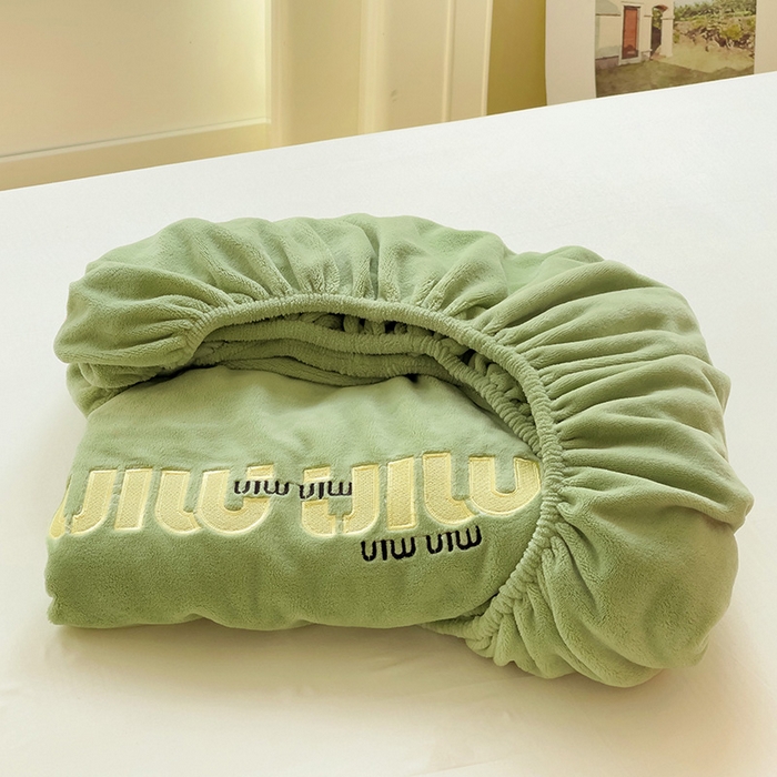 91家纺网 家纺一手货源 找家纺 言熙居 2024新款牛奶绒刺绣纯色360度全包床笠三件套 喵喵-绿