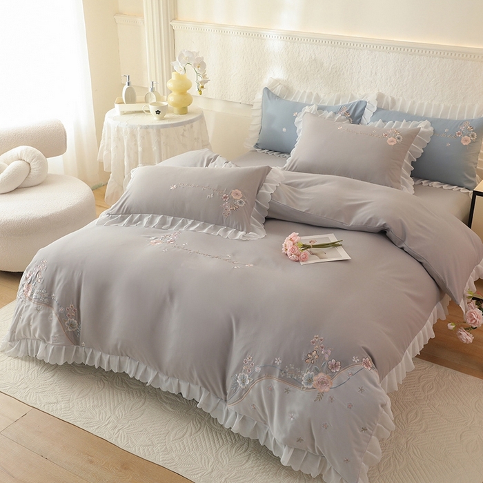 91家纺网 家纺一手货源 找家纺 艾米家居 2025新款秋冬加厚铂金磨毛刺绣花边四件套-花涧 花涧-浅灰