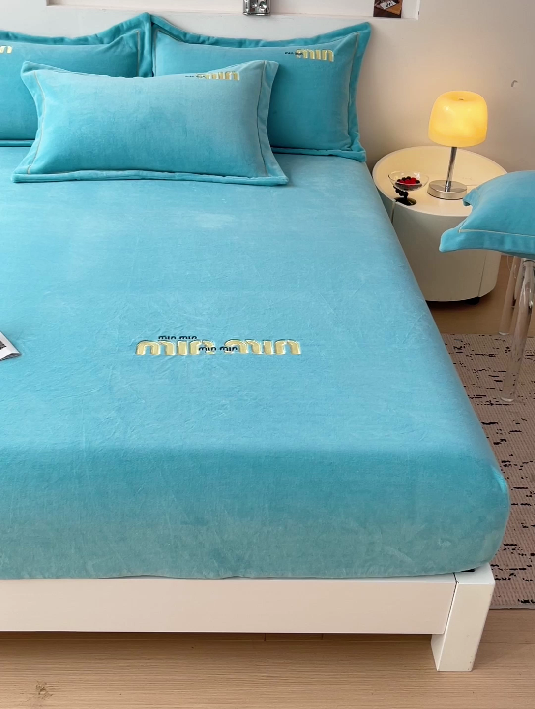 91家纺网 家纺一手货源 找家纺 言熙居 2024新款牛奶绒刺绣纯色360度全包床笠三件套 喵喵-浅蓝