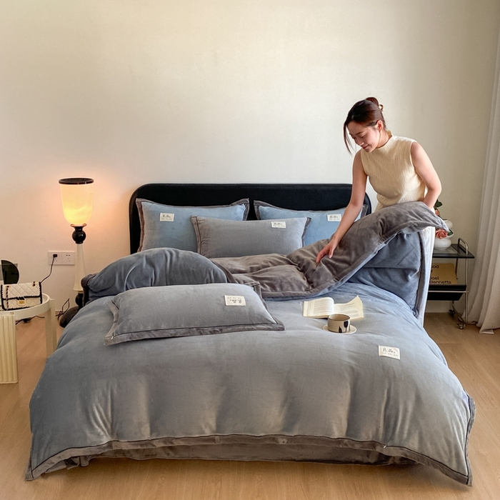 91家纺网 家纺一手货源 找家纺 澳梵家居 2024新款牛奶绒包边嵌绳款双拼四件套 星际灰拼古典灰