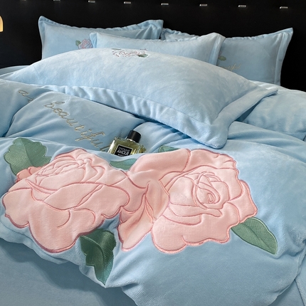 91家纺网 家纺一手货源 找家纺 你好美丽 2025新款A类200克牛奶绒雅漾大版贴布绣四件套 雅漾蓝