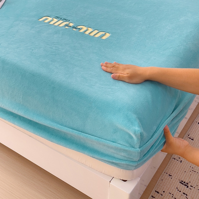 91家纺网 家纺一手货源 找家纺 言熙居 2024新款牛奶绒刺绣纯色360度全包床笠三件套 喵喵-浅蓝