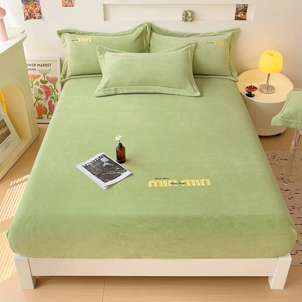 91家纺网 家纺一手货源 找家纺 言熙居 2024新款牛奶绒刺绣纯色360度全包床笠三件套 喵喵-绿
