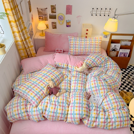 91家纺网 家纺一手货源 找家纺 2024新款高克重亲肤牛奶绒四件套-场景二 粉格子