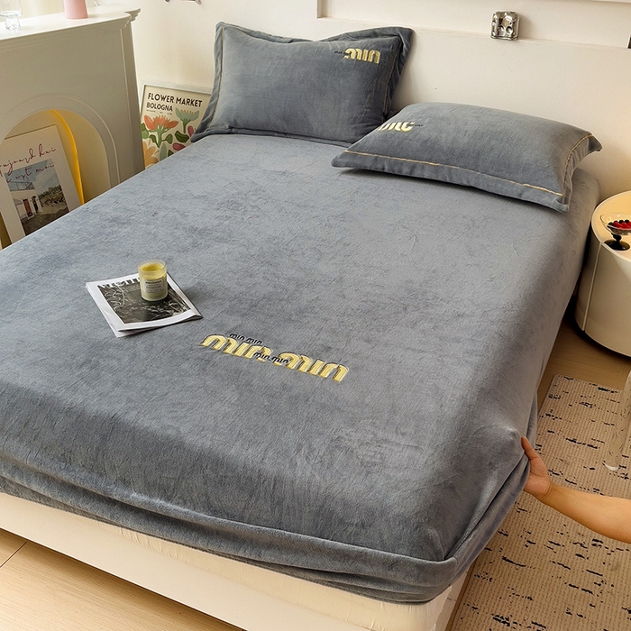 91家纺网 家纺一手货源 找家纺 言熙居 2024新款牛奶绒刺绣纯色360度全包床笠三件套 喵喵-灰