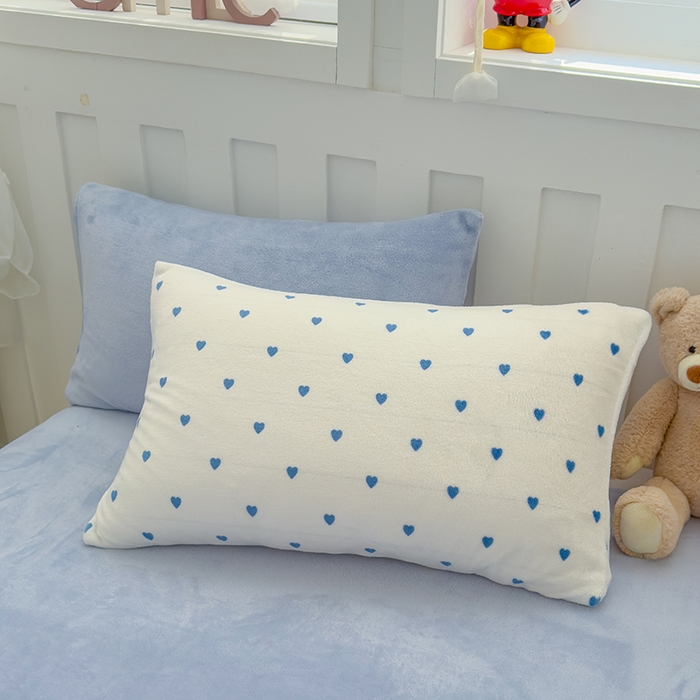 91家纺网 家纺一手货源 找家纺 2024新款高克重亲肤牛奶绒四件套-场景一 蓝爱心