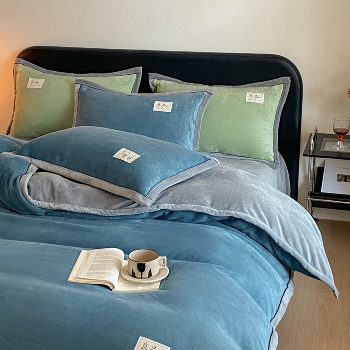 91家纺网 家纺一手货源 找家纺 澳梵家居 2024新款牛奶绒包边嵌绳款双拼四件套 复古蓝拼星际灰