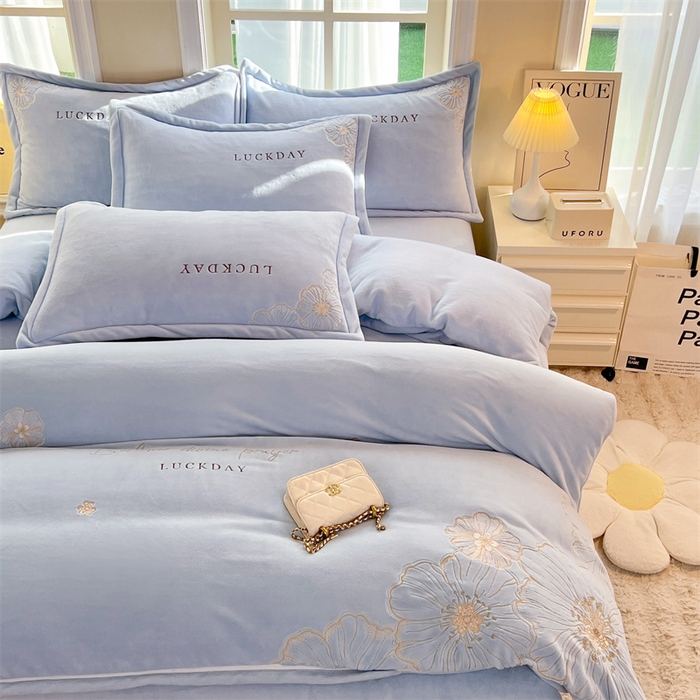 91家纺网 家纺一手货源 找家纺 绒棉世家 2025新款高端牛奶绒刺绣四件套-莫奈花园系列 莫奈花园-天蓝色