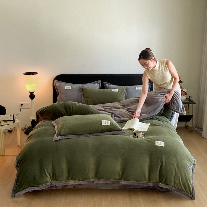 91家纺网 家纺一手货源 找家纺 澳梵家居 2024新款牛奶绒包边嵌绳款双拼四件套 橄榄绿拼星际灰