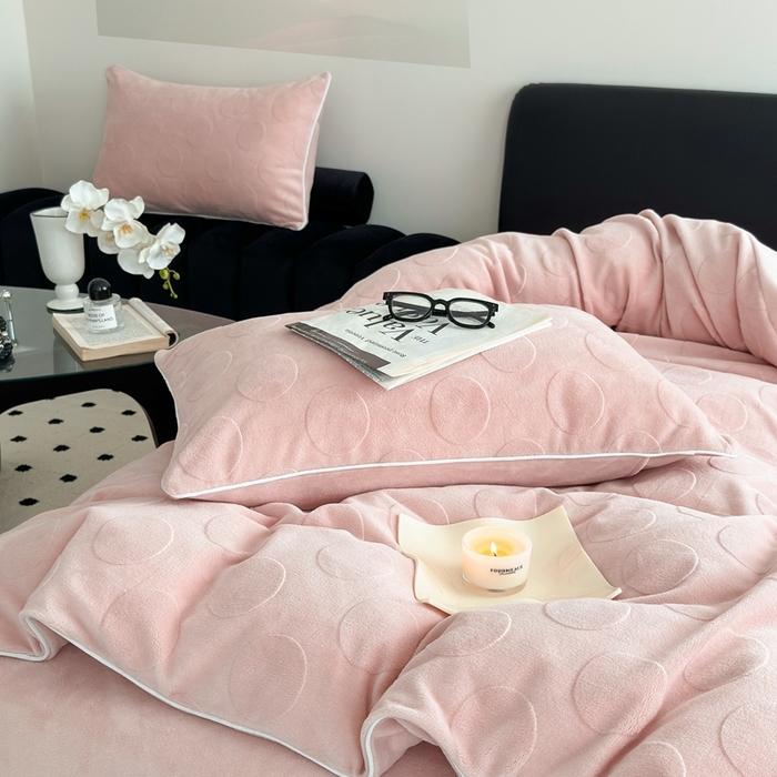 91家纺网 家纺一手货源 找家纺 潘朵拉家纺 2024新款雕花波点系列牛奶绒四件套 波尔卡-胭脂粉