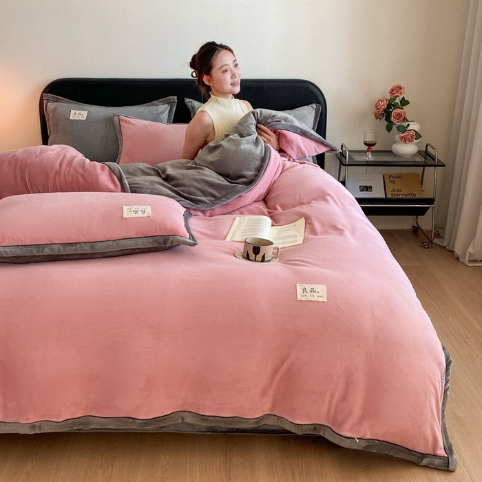 91家纺网 家纺一手货源 找家纺 澳梵家居 2024新款牛奶绒包边嵌绳款双拼四件套 豆沙粉拼星际灰