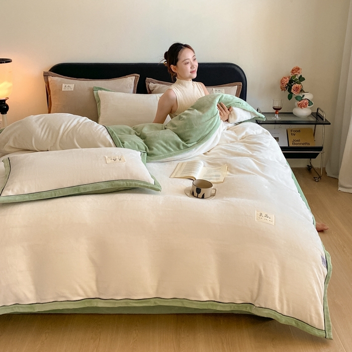 91家纺网 家纺一手货源 找家纺 澳梵家居 2024新款牛奶绒包边嵌绳款双拼四件套 奶白拼清新绿