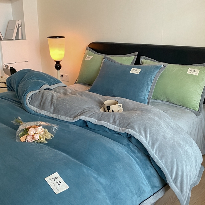 91家纺网 家纺一手货源 找家纺 澳梵家居 2024新款牛奶绒包边嵌绳款双拼四件套 复古蓝拼星际灰