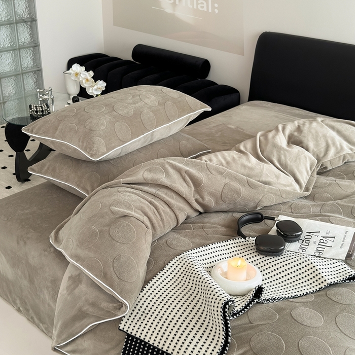 91家纺网 家纺一手货源 找家纺 潘朵拉家纺 2024新款雕花波点系列牛奶绒四件套 波尔卡-橄榄灰