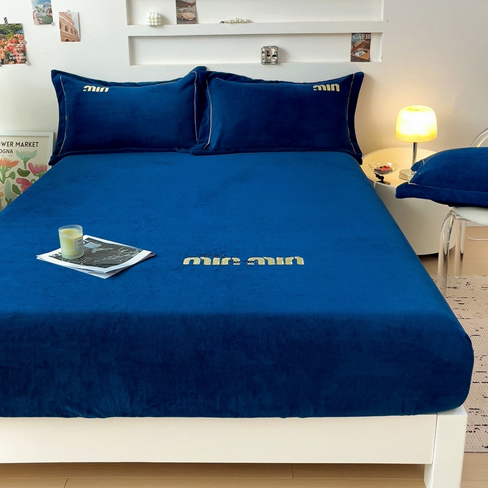 91家纺网 家纺一手货源 找家纺 言熙居 2024新款牛奶绒刺绣纯色360度全包床笠三件套 喵喵-深蓝