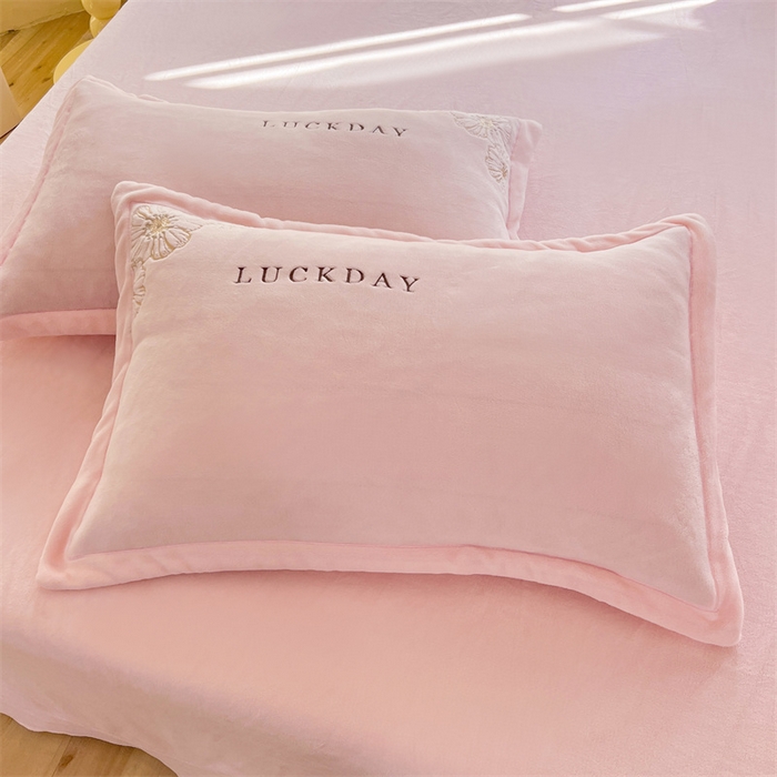 91家纺网 家纺一手货源 找家纺 绒棉世家 2025新款高端牛奶绒刺绣四件套-莫奈花园系列 莫奈花园-粉色