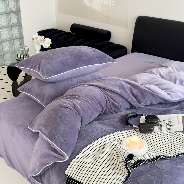 91家纺网 家纺一手货源 找家纺 潘朵拉家纺 2024新款雕花波点系列牛奶绒四件套 波尔卡-暗夜紫