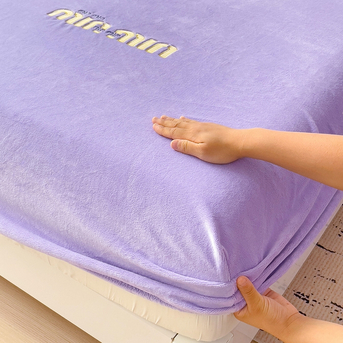 91家纺网 家纺一手货源 找家纺 言熙居 2024新款牛奶绒刺绣纯色360度全包床笠三件套 喵喵-紫