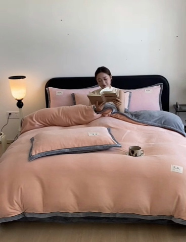 91家纺网 家纺一手货源 找家纺 澳梵家居 2024新款牛奶绒包边嵌绳款双拼四件套 粉玉拼星际灰