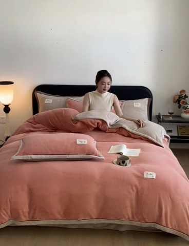 91家纺网 家纺一手货源 找家纺 澳梵家居 2024新款牛奶绒包边嵌绳款双拼四件套 橙色拼米咖